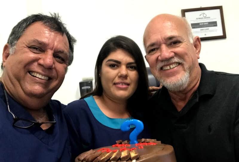 Dr. Efrén y Enf. Lorena celebrando el cumpleaños del Dr. Famanía.