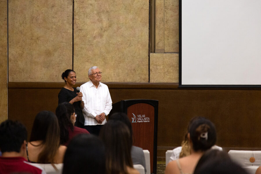 La Dra. Cecilia Sandoval Tress dando la bienvenida al Dr. Roberto Arenas Guzmán.