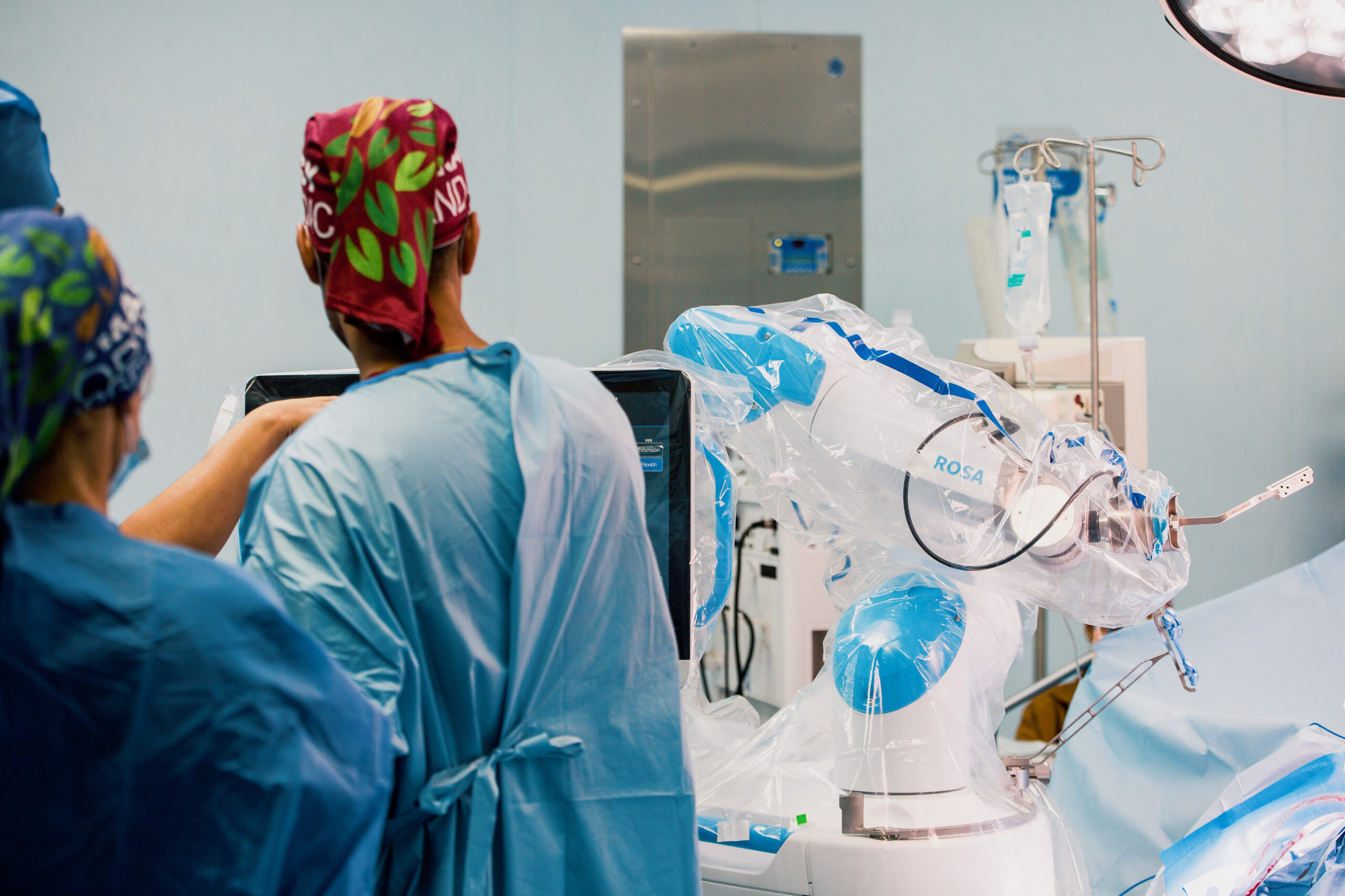 Robot ROSA de Zimmer Biomet para cirugía robótica de rodilla en Hospital CMQ Riviera Nayarit